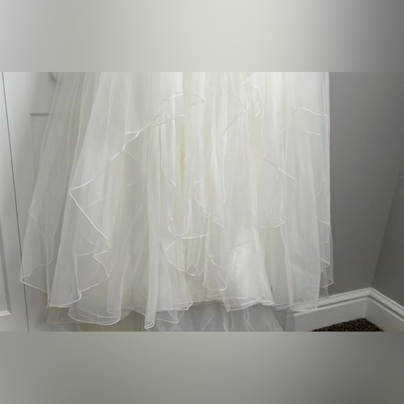 Vow’d Ivory Charming Wedding Dress 2 - Picture 5 of 9